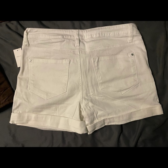 BNWT White Jean Shorts by RW&CO size 29 - Picture 2 of 4